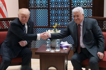 Donald Trump estrecha la mano del líder palestino Mahmud Abbas durante su encuentro en el palacio presidencial de Belén.