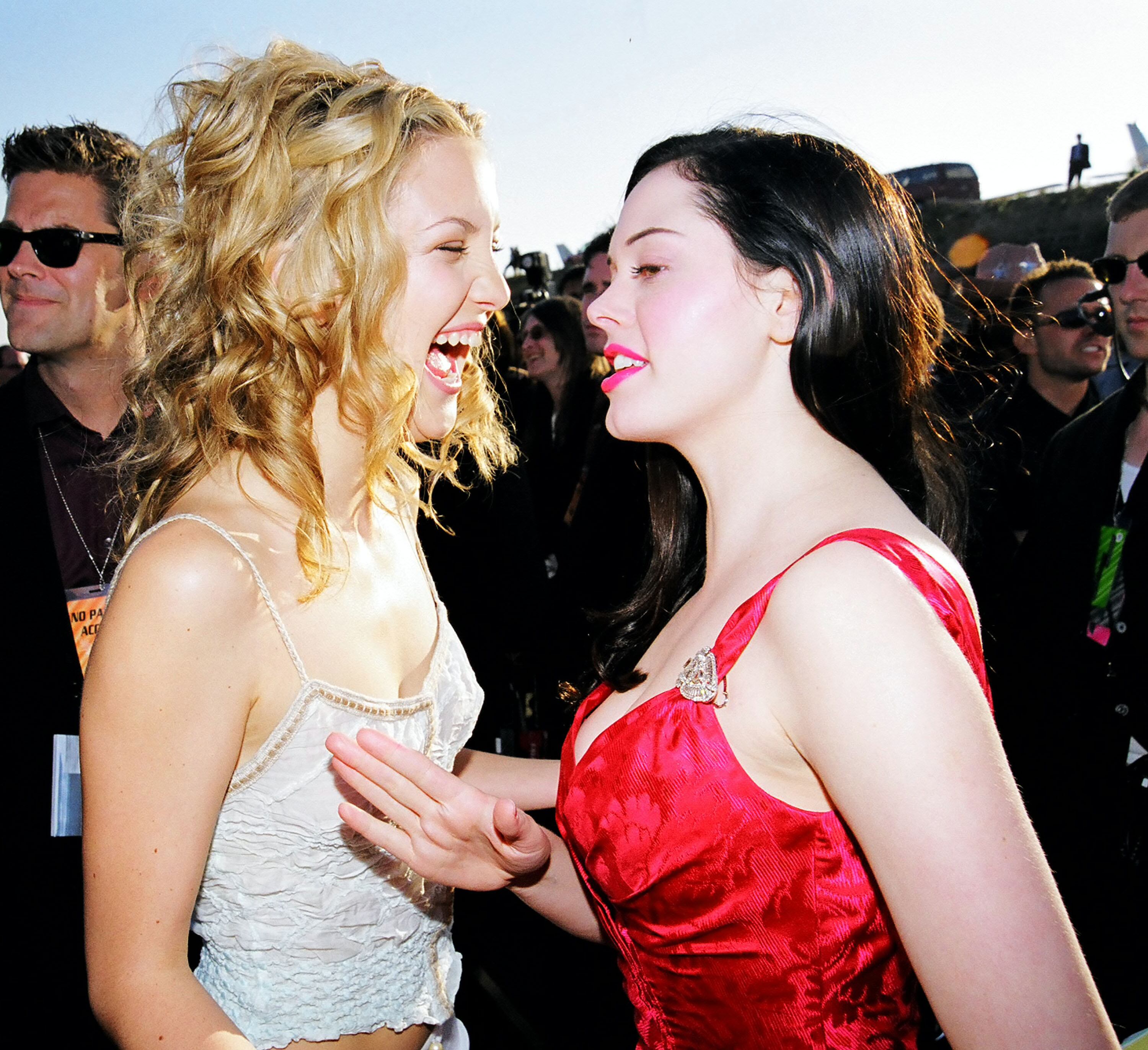 Kate Hudson y Rose McGowan en los MTV Movie Awards de 1999. 