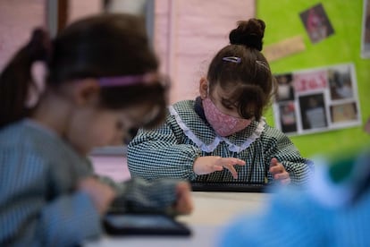 En Uruguay, las escuelas cerraron muy poco tiempo, pero laasistencia a clase no es obligatoria desde que empezó la pandemia. En la imagen, dos niñas usan tablets en una escuela de Montevideo.