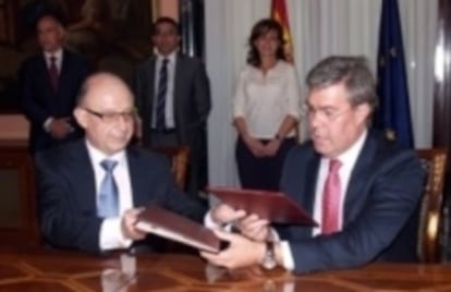 Montoro y Fern&aacute;ndez de Moya firman el acuerdo de permuta del Banco de Espa&ntilde;a de Ja&eacute;n.