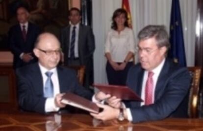 Montoro y Fern&aacute;ndez de Moya firman el acuerdo de permuta del Banco de Espa&ntilde;a de Ja&eacute;n.