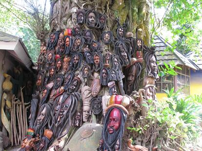Souvenirs <i>rastafaris</i> y tallados en madera es de lo más demandado en las tiendas de souvenirs de Jamaica.