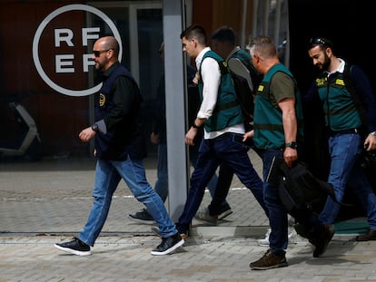 Agentes de la Guardia Civil y la Europol, hace una semana en la sede de la Real Federación Española de Fútbol, en Las Rozas (Madrid).