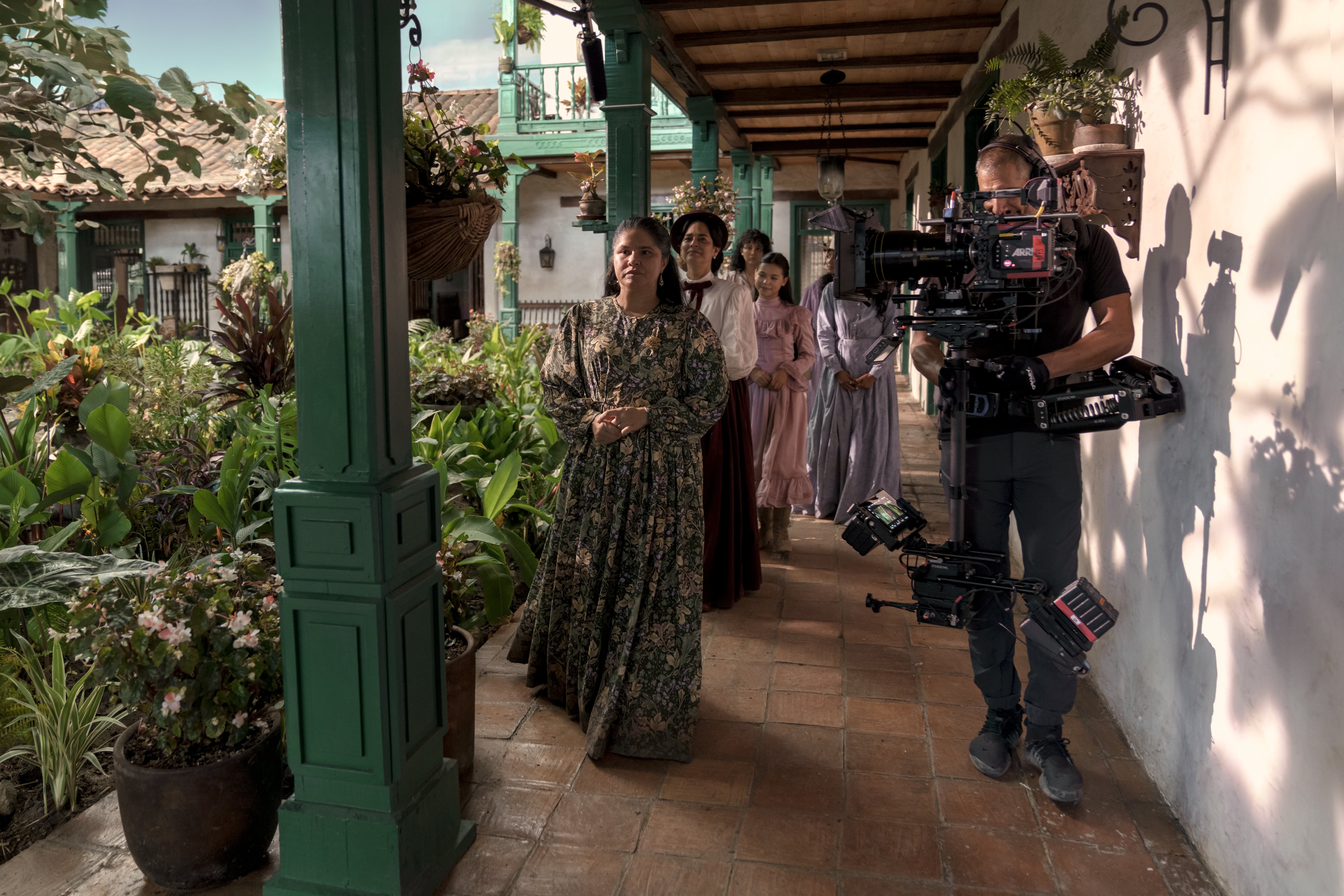 Marlyeda Soto como Úrsula Iguarán, seguida por Jacqueline Arenal y Cristal Aparicio, en un momento del rodaje de 'Cien años de soledad'.