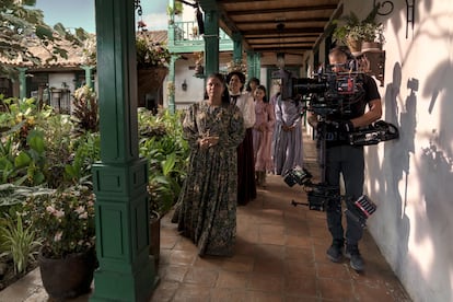 Marlyeda Soto como ?rsula Iguarn, seguida por Jacqueline Arenal y Cristal Aparicio, en un momento del rodaje de 'Cien a?os de soledad'.