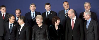 Los dirigentes de la UE, en la foto de familia ayer en Bruselas. En primera fila, el primer presidente estable del Consejo, Herman Van Rompuy (derecha), y la nueva alta representante, Catherine Ashton (tercera por la derecha).