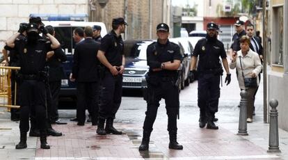 Policías custodian la Casa del Caragols de Castellón durante el pleno del Consell.