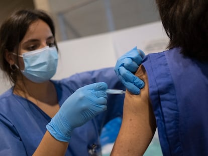 A Covid-19 vaccine is administered in Seville.