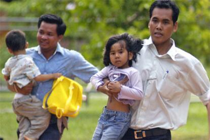 Dos niños son sacados de la escuela de Siem Reap al término de la toma de rehenes.