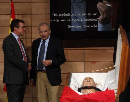 José, hijo de Santiago Carrillo, conversa con el exvicepresidente del Gobierno y diputado socialista Alfonso Guerra , en la capilla ardiente con los restos mortales del ex secretario general del PCE, fallecido ayer a los 97 años.