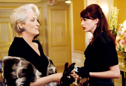 Una escena de 'El diablo se viste de Prada'. En la imagen Meryl Streep con Anne Hathaway, en el papel de su asistente personal.