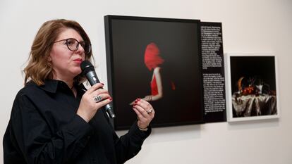 La fotógrafa armenia Nazik Armenakyan presentando el ensayo fotográfico 'Red, Black, White' (Rojo, Negro, Blanco) en el museo Giotto de Ereván, el pasado diciembre.