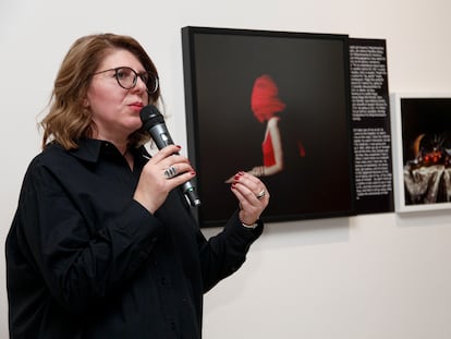 La fotógrafa armenia Nazik Armenakyan presentando el ensayo fotográfico 'Red, Black, White' (Rojo, Negro, Blanco) en el museo Giotto de Ereván, el pasado diciembre.
