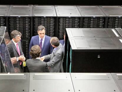 El president Pedro Sánchez durant la seva visita al Barcelona Supercomputing Center, en una imatge d'arxiu.