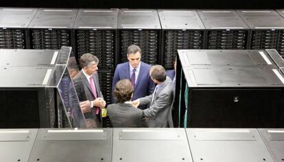 El president Pedro Sánchez durant la seva visita al Barcelona Supercomputing Center, en una imatge d'arxiu.