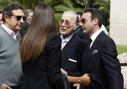 El torero Enrique Ponce conversa a las puertas del tanatorio La Paz de Alcobendas (Madrid).