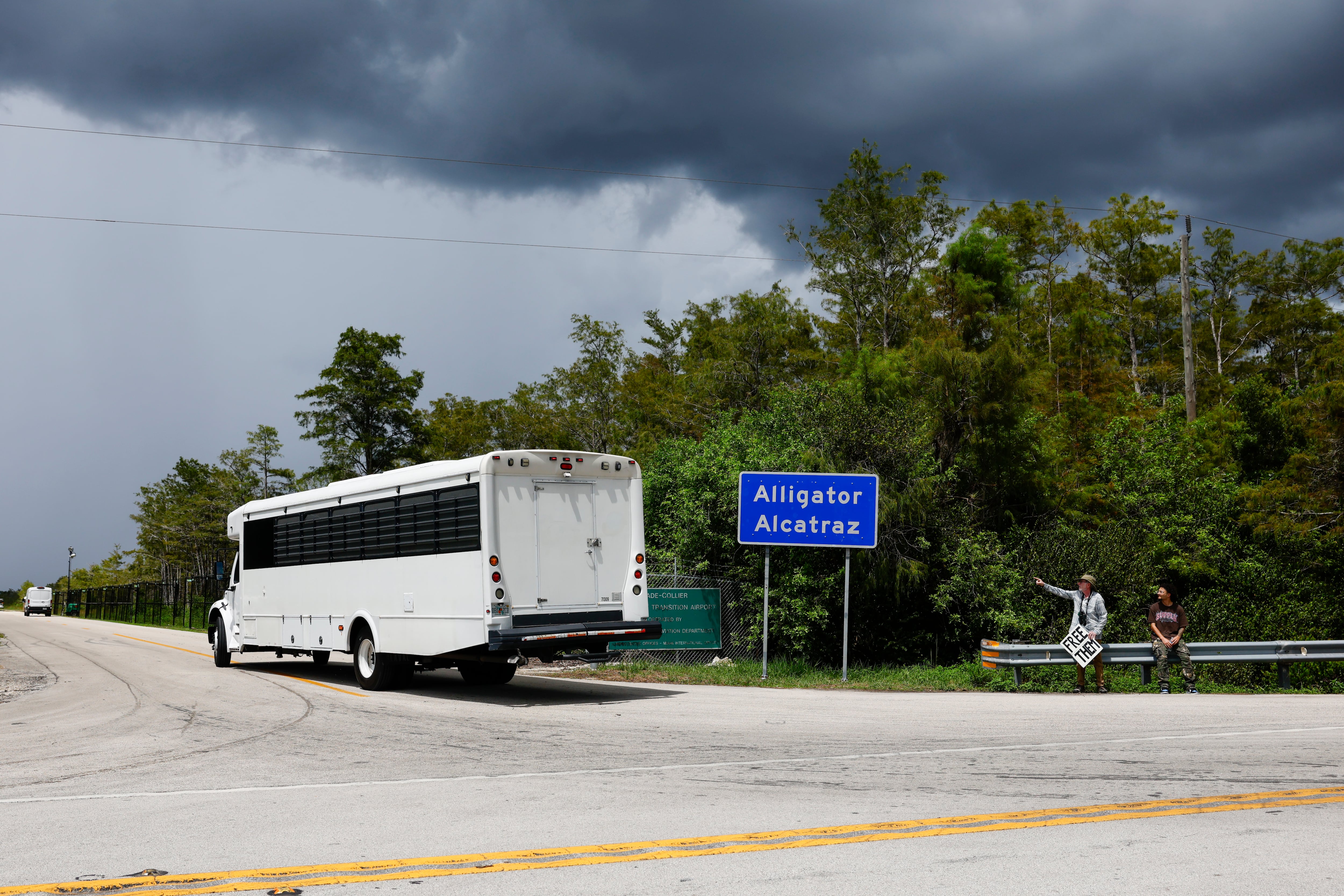 Un autobus con detenidos llegando a la entrada de Alligator Alcatraz, el jueves, 21 de agosto de 2025. 