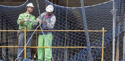 En la imagen, varios trabajadores en la construcci&oacute;n de una vivienda. EFE/Archivo