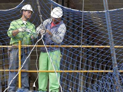 En la imagen, varios trabajadores en la construcci&oacute;n de una vivienda. EFE/Archivo