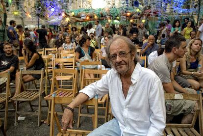 Luis Eduardo Aute, en el barrio de Gràcia de Barcelona el pasado agosto.