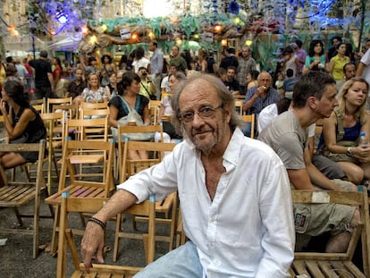 Luis Eduardo Aute, en el barrio de Gràcia de Barcelona el pasado agosto.