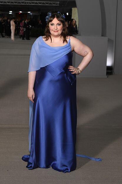 La actriz y creadora Lena Dunham también se encuentra promocionando su último trabajo, Catherine Called Birdy, tampoco quiso faltar al evento en Hollywood. Su vestido azul es de Factory New York.