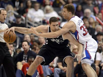 A la derecha, Blake Griffin, de los Clippers, intenta robarle el balón a Brook López, de los Nets.