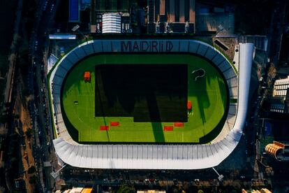 El Estadio Vallehermoso se adapta a la topografía del terreno con dos accesos: directamente a la pista (parte inferior de la imagen) y a las gradas (parte superior).
