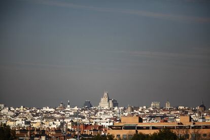 Vista de la contaminación, desde el madrileño parque Lineal del Manzanares en Villaverde, el 8 de enero.