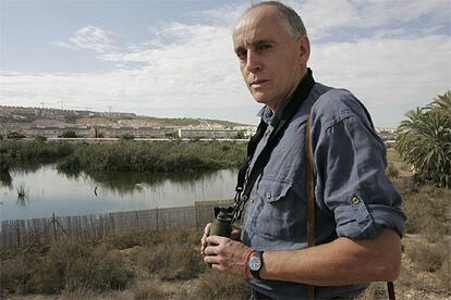 Francisco Purroy, en el Clot de Galvany (Elche), junto a la urbanización Gran Alacant (Santa Pola).