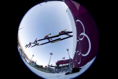 Exposición múltiple con un ojo de pez durante los entrenamientos de salto de Hannu Manninen, de Finlandia en Pyeongchang, el 13 de febrero de 2018.