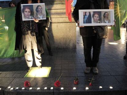 Un grupo de kurdos protesta en Estrasburgo (este de Francia) por el asesinato de tres activistas en París.