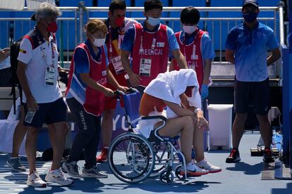 Paula Badosa se retira de la pista en silla de ruedas tras sufrir un golpe de calor, este miércoles.