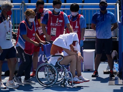 Paula Badosa se retira de la pista en silla de ruedas tras sufrir un golpe de calor, este miércoles.