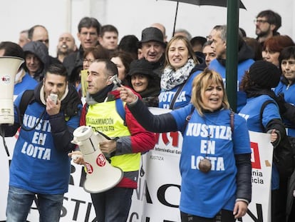 Protesta de trabajadores de la Justicia gallega ante el Parlamento autonómico.