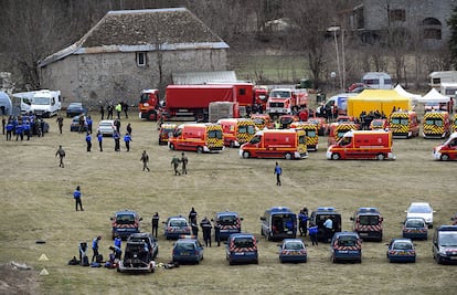 Equipes do serviço de emergência e agentes da polícia francesa em Seyne (França), perto do lugar onde caiu o Airbus A320.