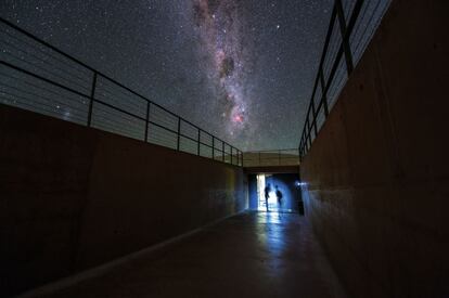 En Paranal se trabaja 24 horas al día. Los días son de estudio, valoración y análisis de los resultados. Durante la noche se realizan las observaciones. En la imagen, dos astrónomos regresan a la residencia del complejo.