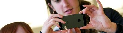 Una cliente prueba el nuevo iPhone en una tienda en San Francisco, California