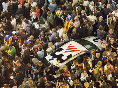 Una unitat mòbil de TV3 en una concentració en protesta per la presó dels 'Jordis'.