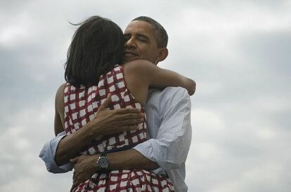 Abrazo del matrimonio Obama tras conocerse el resultado electoral. 