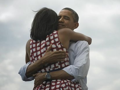 Abrazo del matrimonio Obama tras conocerse el resultado electoral. 