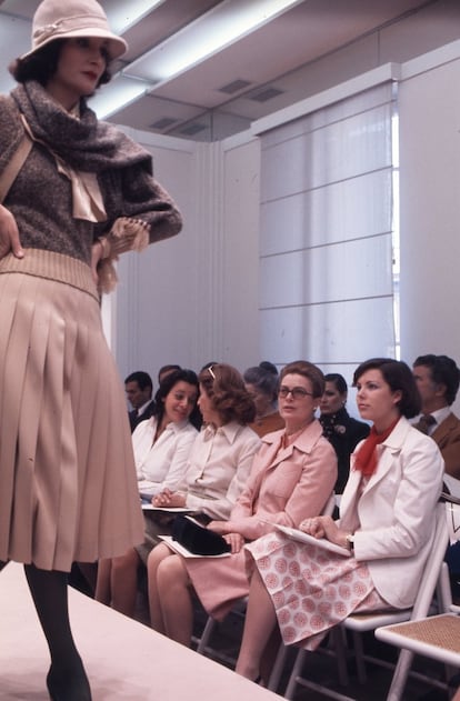 La princesa lució chaqueta blanca con pañuelo rojo al cuello y falda estampada con motivos a juego para asistir a su primer desfile, donde compartió primera fila con su madre para admirar una colección de Valentino en Roma, en el año 1974.