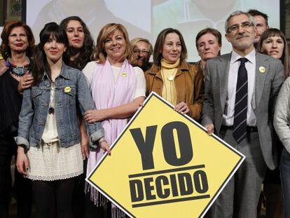Elena Valenciano y Gaspar Llamazares, entre algunos de los participantes de la campaña de Decidir nos hace libres. / Kote Rodrigo (Efe)