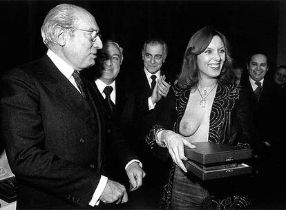 Enrique Tierno Galván y Susana Estrada, durante la entrega a la actriz de un premio del diario <i>Pueblo</i>.