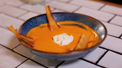 Salmorejo con helado de queso y yuca deshidratada.