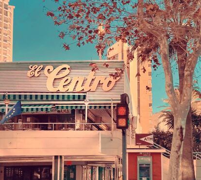 <i>El centro de una ciudad sin centro. El centro de todo, el centro de nada.</i><p>Es joven y viejuna y hasta vintage por momentos (que vendría a ser como viejuna pero con clase).</p>