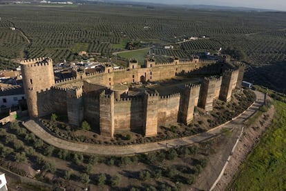 Segundo castillo más antiguo de Europa (de los que están bien conservados), Burgalimar, del siglo X, es un magnífico ejemplo de arquitectura militar andalusí de época califal porque ha sufrido pocas modificaciones. Su Torre del Homenaje enarbola la bandera de la UE, privilegio compartido con el castillo de Florencia.