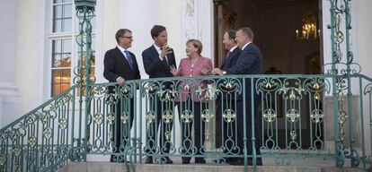 De izquierda a derecha, los primer ministros de Finlandia, Juha Sipila, y Holanda, Mark Rutte, la canciller Merkel, el jefe de Gobierno sueco Stefan Lofven y su homólogo danés Lasrs Lokke Rasmussen, en el castillo de Meseberg.