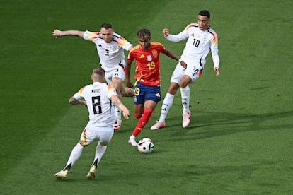 Lamine Yamal controla el balón rodeado de Toni Kroos, David Raum y Jamal Musiala.