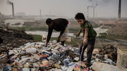 Un niño recicla material para su venta.